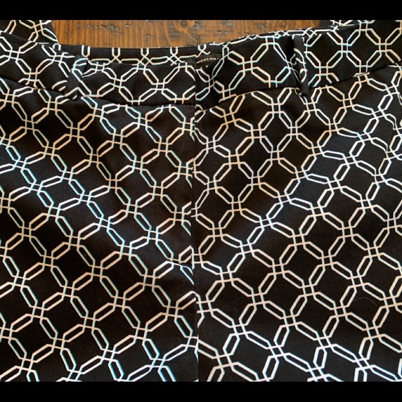 Worthington Capris, Size 10, EUC, Black, Blue and White. - Picture 3 of 11